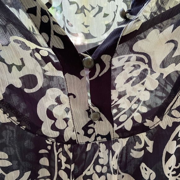 SOLD - Feminine black and white float blouse with liner - Picture 5 of 5